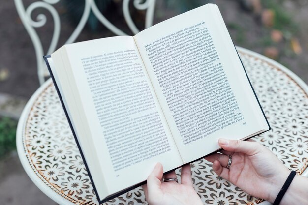 Chica joven sujetando un libro