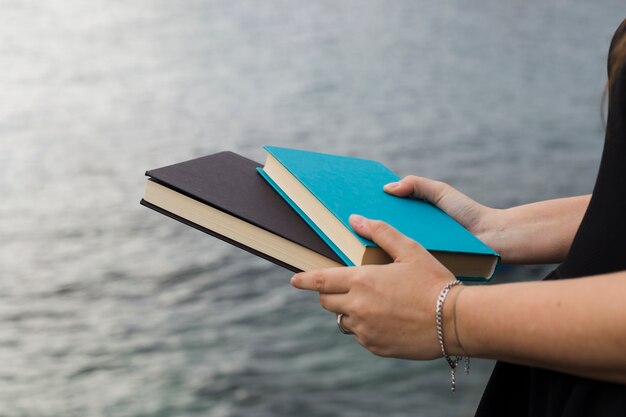 Chica joven sujetando un libro