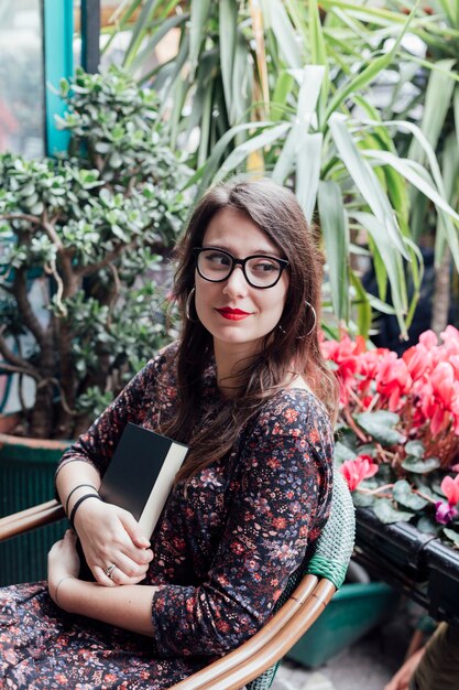 Chica joven sujetando un libro