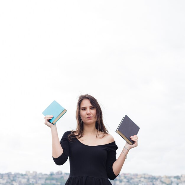 Foto gratuita chica joven sujetando un libro