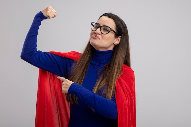 Foto gratuita chica joven superhéroe confiada con gafas mostrando gesto fuerte aislado en blanco