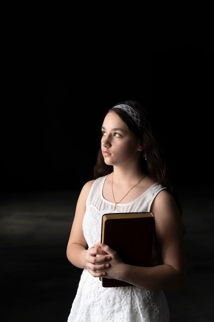 Chica joven de tiro medio con biblia