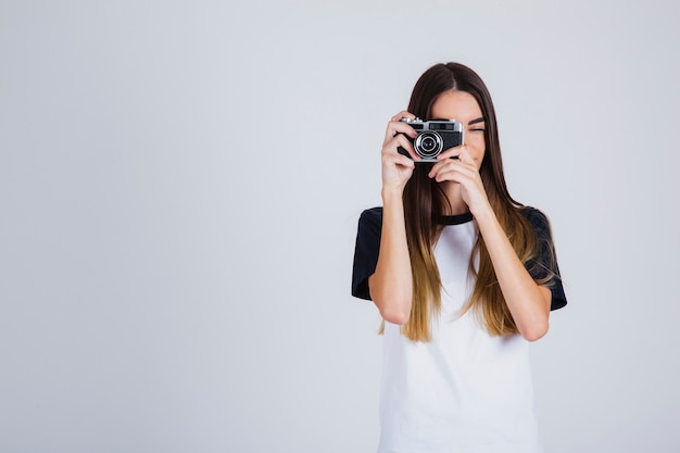 Chica joven tomando fotos