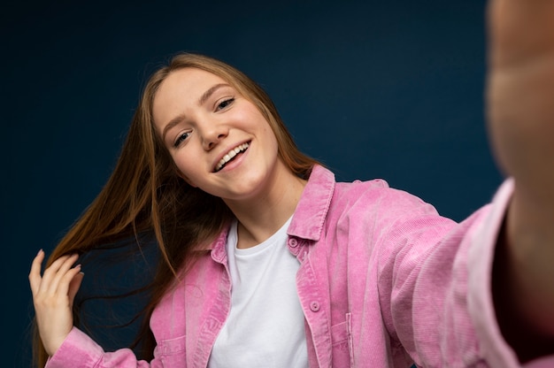 Chica joven tomando un selfie