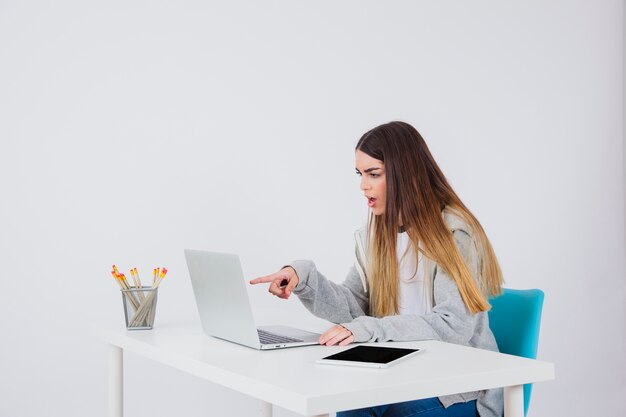 Chica joven trabajando en su escritorio