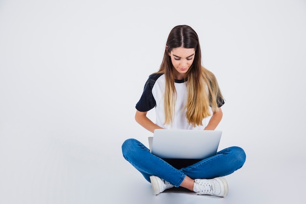 Chica joven trabajando en el suelo