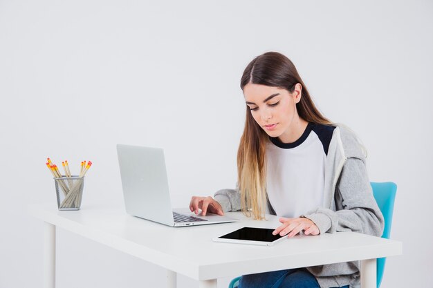 Chica joven en el trabajo