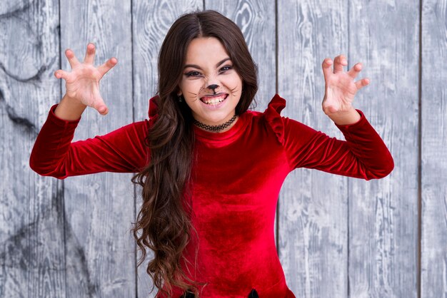 Chica joven en traje de halloween posando