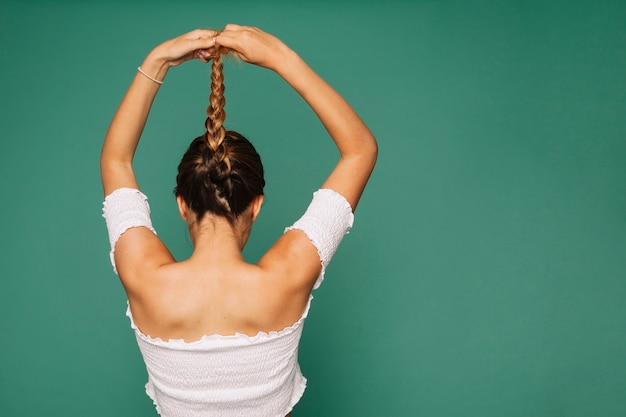 Foto gratuita chica joven con trenza