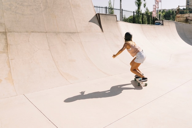 Chica joven urbana skating