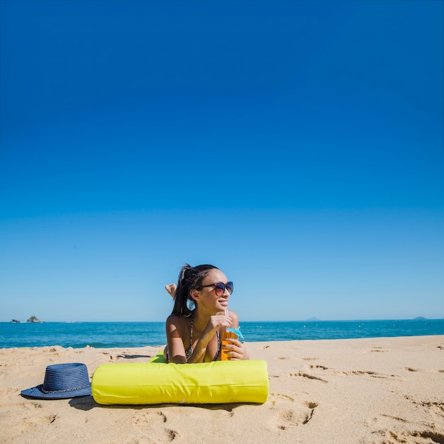 Chica joven de vacaciones de verano