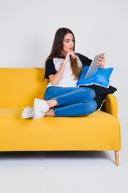 Chica joven viendo información intersante