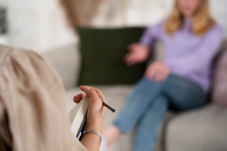 Foto gratuito chica joven de vista lateral hablando con terapeuta