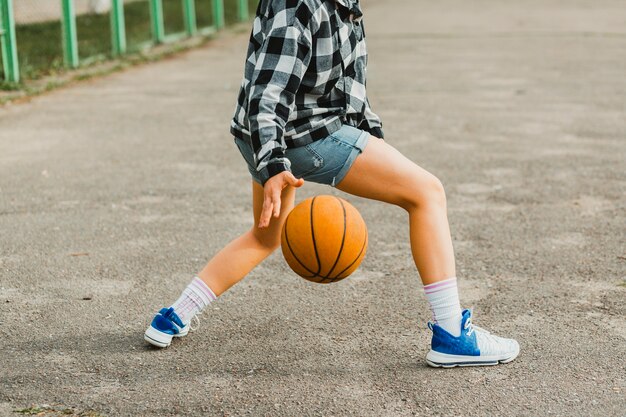 Chica jugando al baloncesto