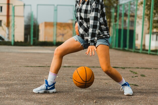 Chica jugando al baloncesto