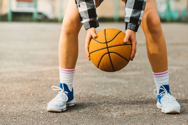 Chica jugando al baloncesto