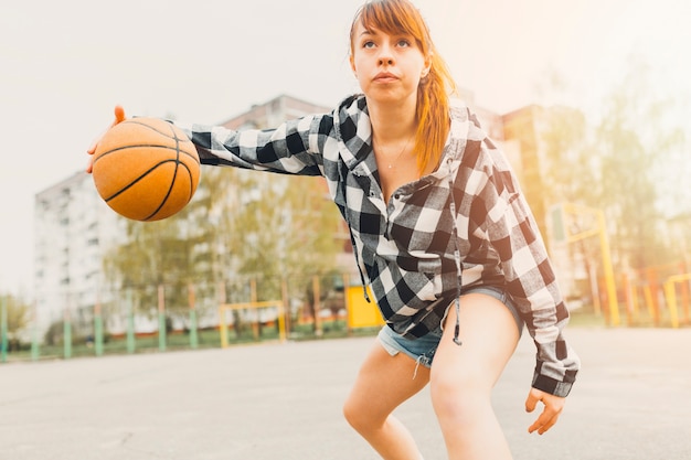 Foto gratuita chica jugando baloncesto