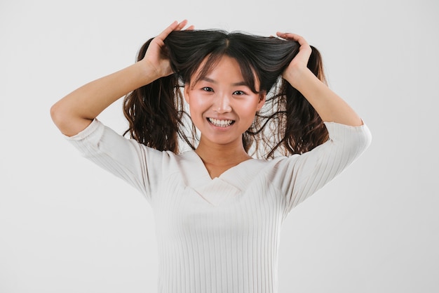 Chica jugando con su pelo