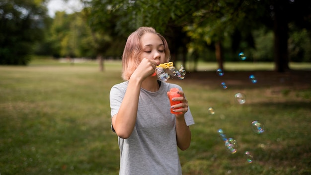 Chica con juguete de burbujas