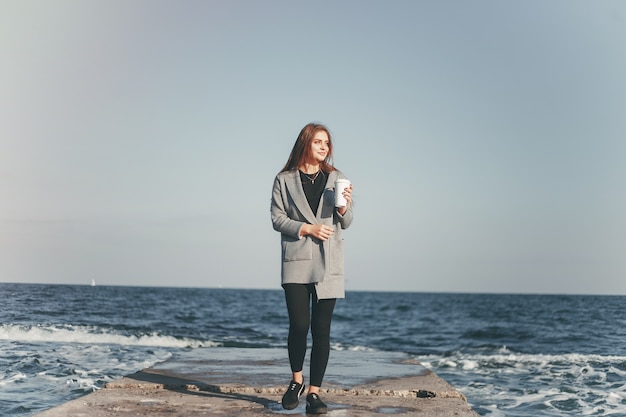 Foto gratuita chica junto al mar