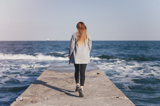 Foto gratuita chica junto al mar