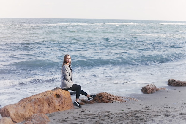 Foto gratuita chica junto al mar