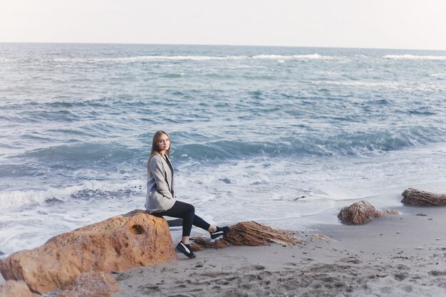 chica junto al mar