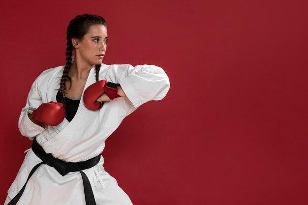 Chica de karate de artes marciales con cinturón negro y copia espacio de fondo