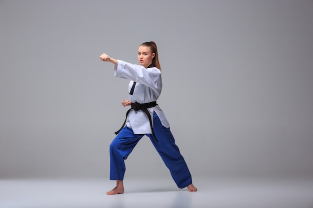 Foto gratuita la chica de karate con cinturón negro