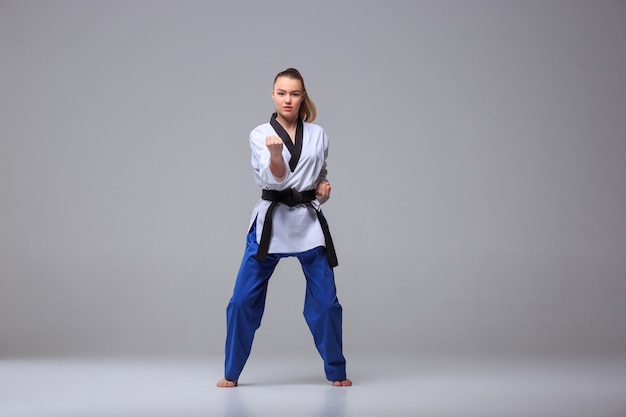 Foto gratuita la chica de karate con cinturón negro