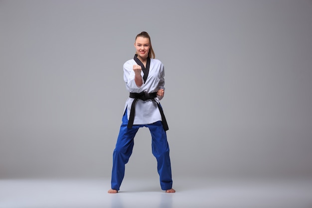 Foto gratuita la chica de karate con cinturón negro