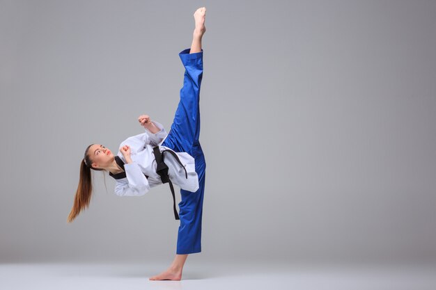 La chica de karate con cinturón negro