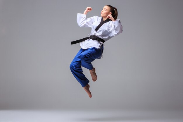 La chica de karate con cinturón negro