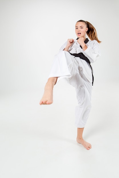 La chica de karate con cinturón negro