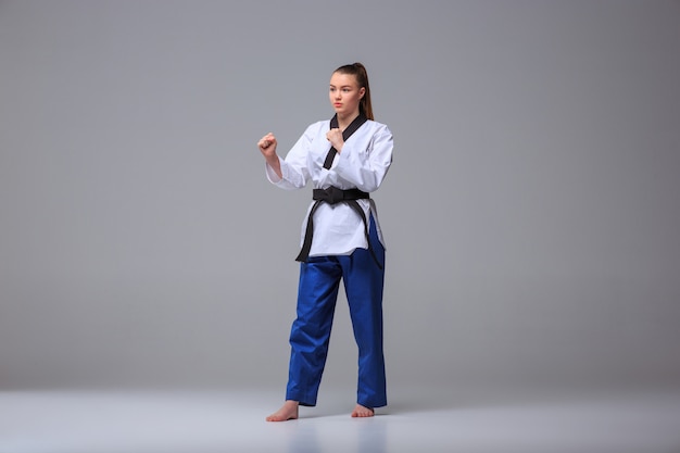 La chica de karate con cinturón negro