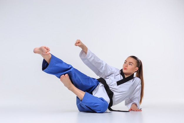 La chica de karate con cinturón negro