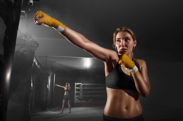 Foto gratuita chica kickboxer