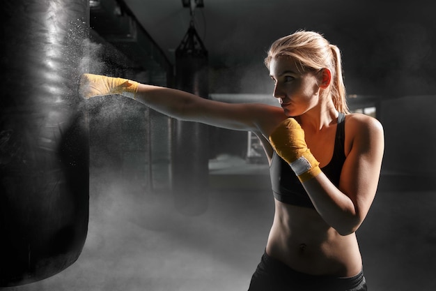 Foto gratuita chica kickboxer