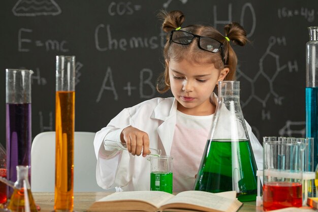 Chica en laboratorio haciendo pruebas