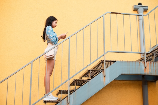 Chica de lado parado en las escaleras