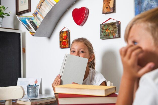 Chica leyendo el libro en casa