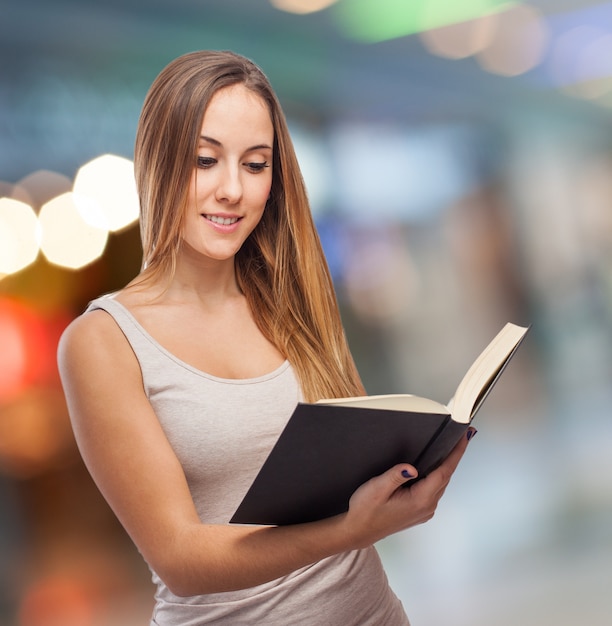 Foto gratuita chica leyendo un libro