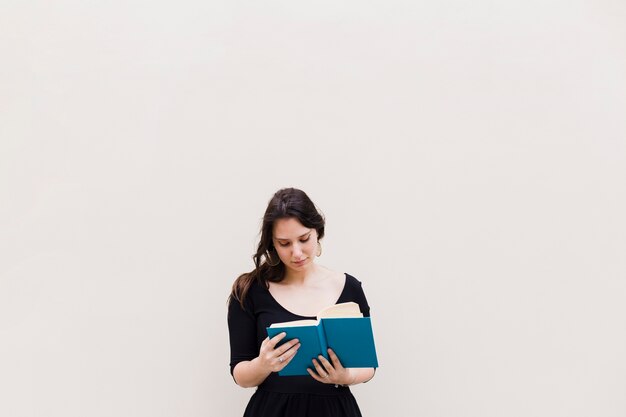 Foto gratuita chica leyendo un libro