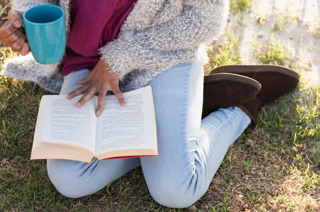 Chica leyendo de rodillas en el suelo