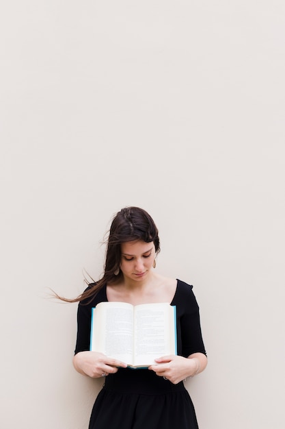 Chica con libro abierto