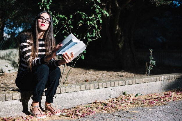 Chica con libro en la calle