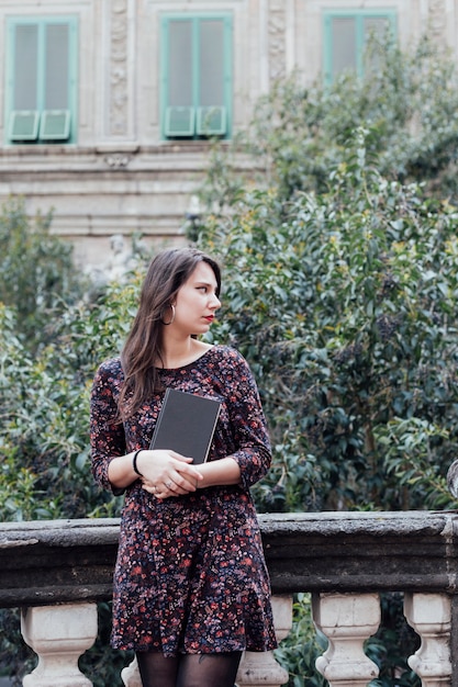 Foto gratuita chica con libro cerrado