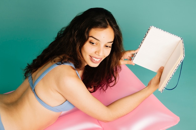 Foto gratuita chica con libro en flotador