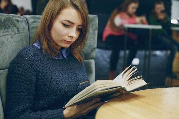 Chica con libro