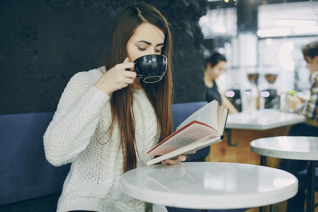 Chica con libro